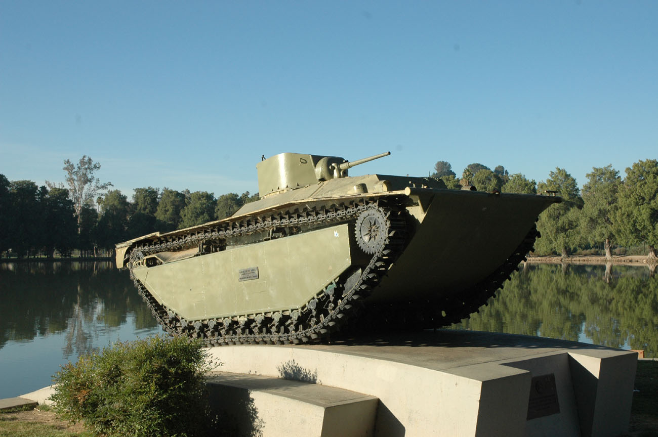 Пл 1а. LVT танк амфибия. Танк LVT A 1. Танк LVT A 1 амфибия. Американский плавающий танк LVT.